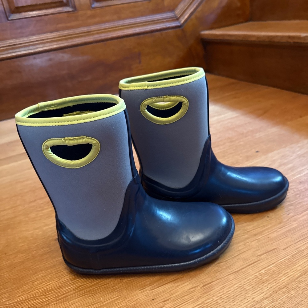 Bogs kids rain boot (youth size 3)